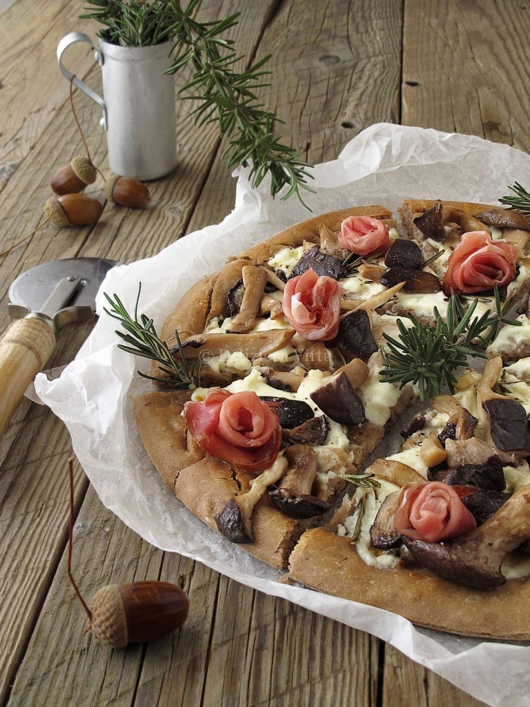 Pizza di farina di castagne con funghi crescenza e speak 5