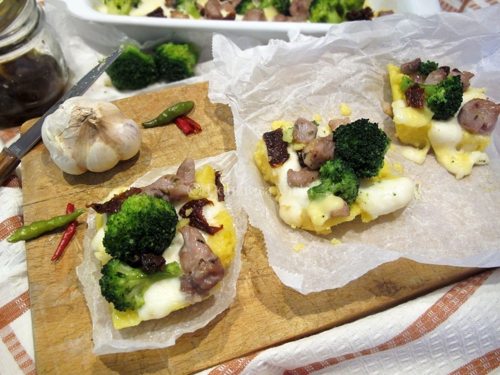 Pizzette di polenta con broccoli e salsiccia